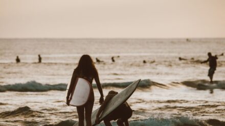 Z jakiej wypożyczalni skorzystać, lecąc na surfing na Lanzarote?