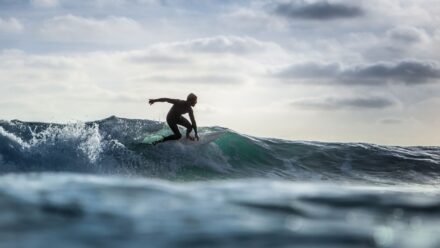 Obóz surfingowy dla dzieci – Jastarnia i okolice Helu. Gdzie wysłać dziecko w 2026 roku?